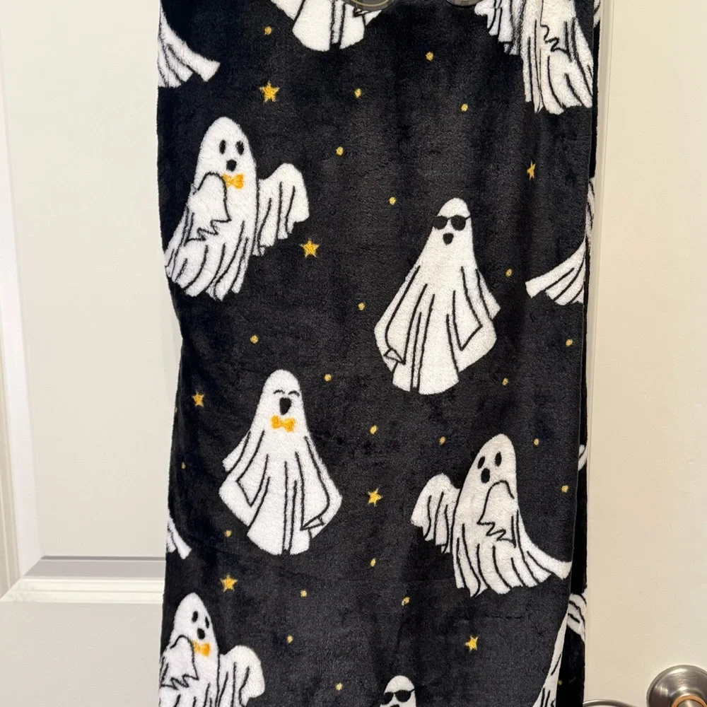 HALLOWEEN 👻 Berkshire Goblinville plush throw black with ghosts. 50x70 NWT